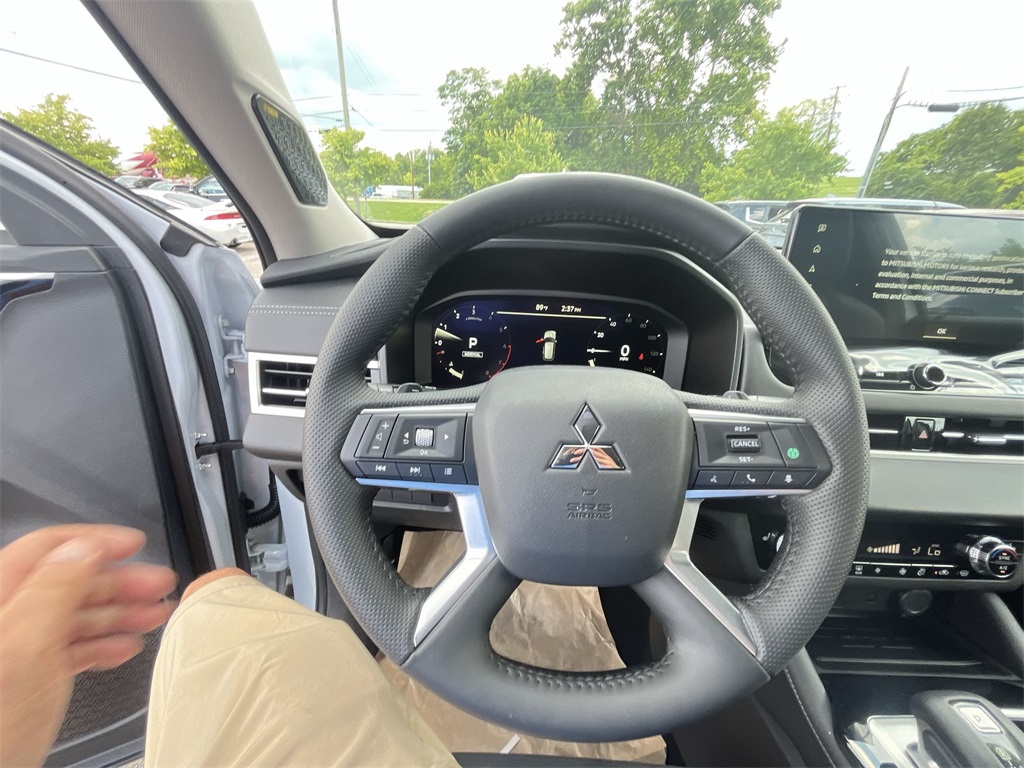 2025 Mitsubishi Outlander SE photo 14