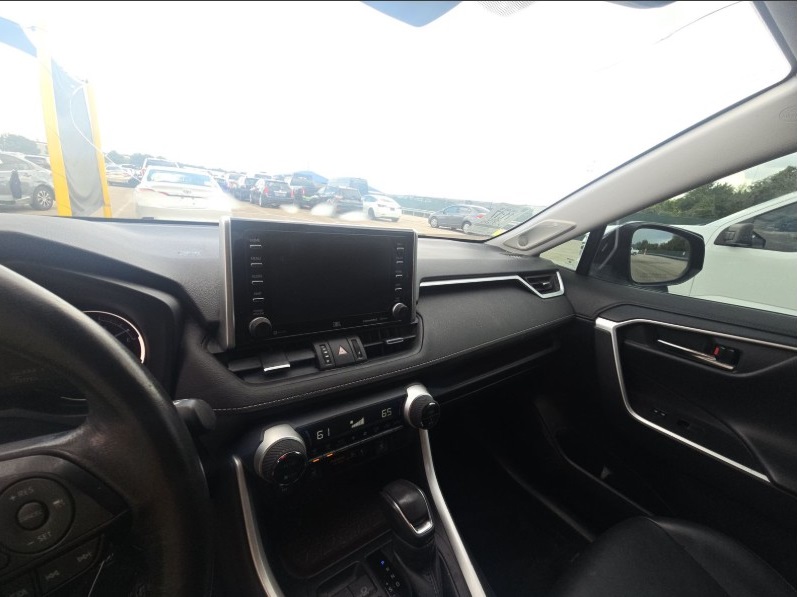 2020 Toyota RAV4 Limited photo 26