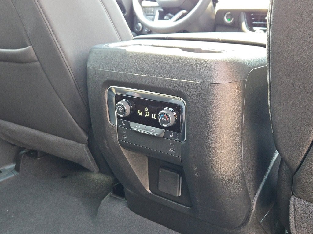 2025 Chevrolet Suburban Premier photo 10