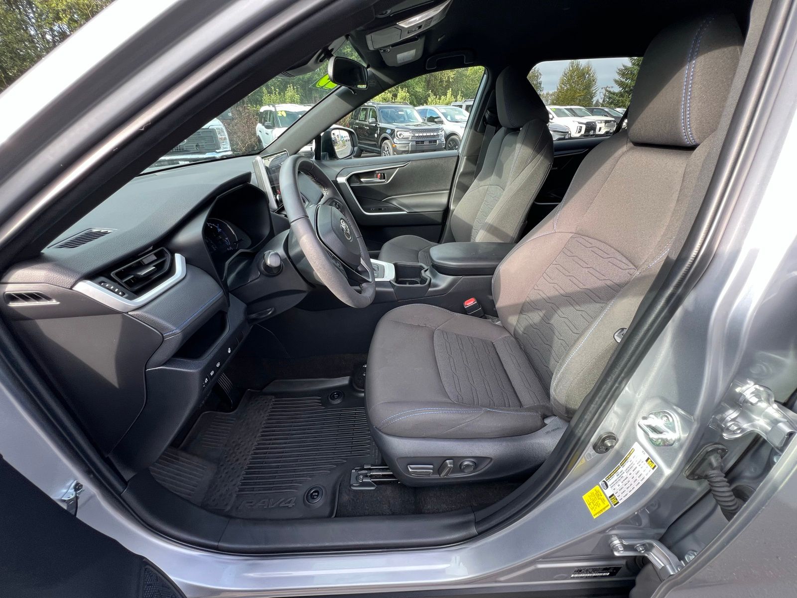 2023 Toyota RAV4 Hybrid SE photo 10