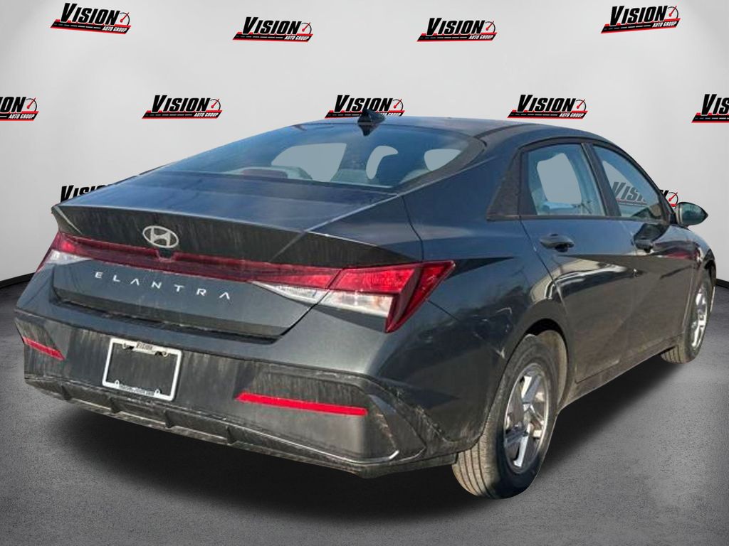 2024 Hyundai Elantra SE photo 5