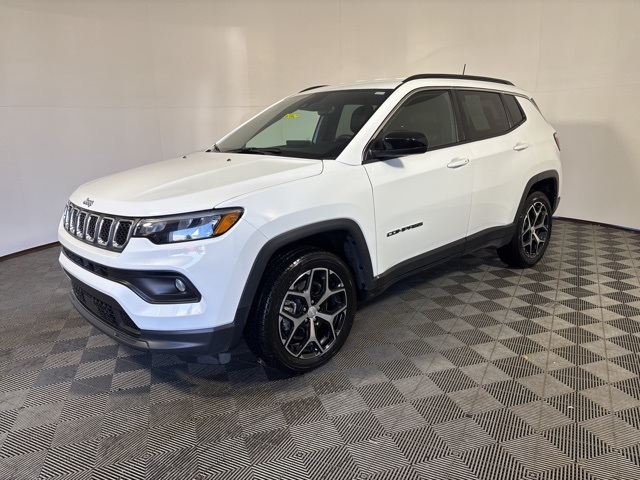 2024 Jeep Compass Latitude photo 3