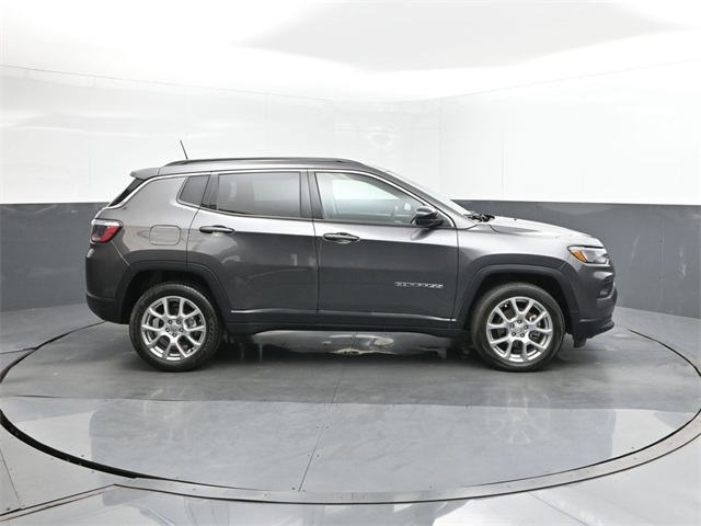 2022 Jeep Compass Latitude Lux photo 24