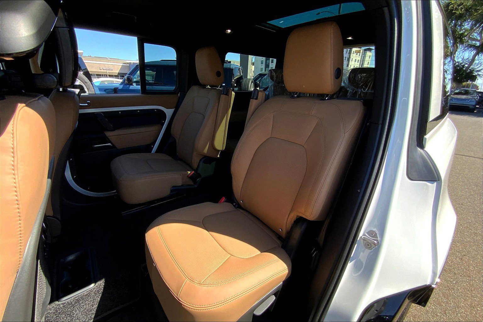 2025 Land Rover Defender 130 X-Dynamic SE photo 8