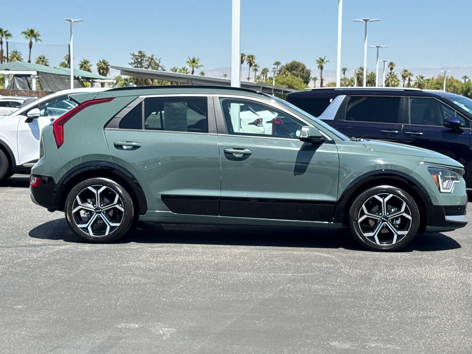 2024 Kia Niro Plug-In Hybrid SX photo 2