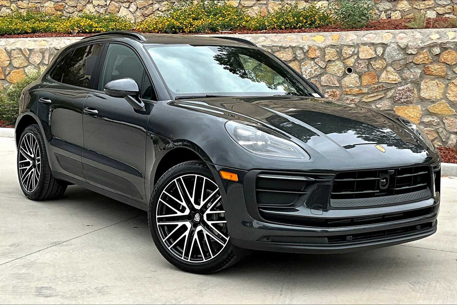 2026 Porsche Macan T photo 8