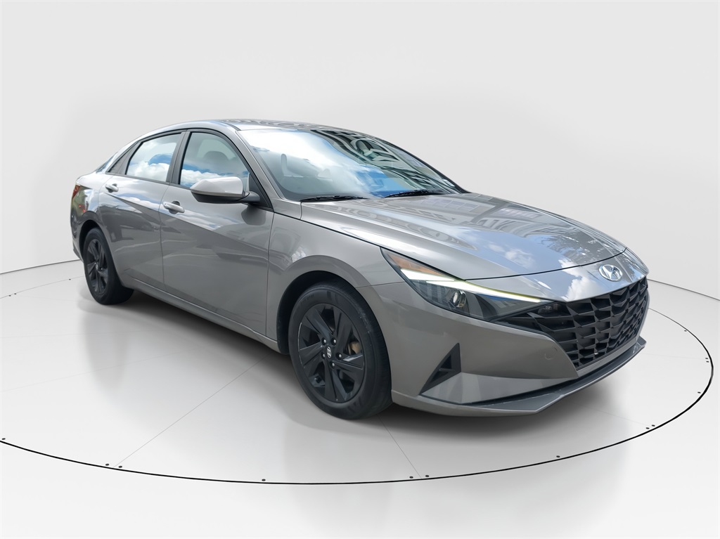 2022 Hyundai Elantra SEL photo 2