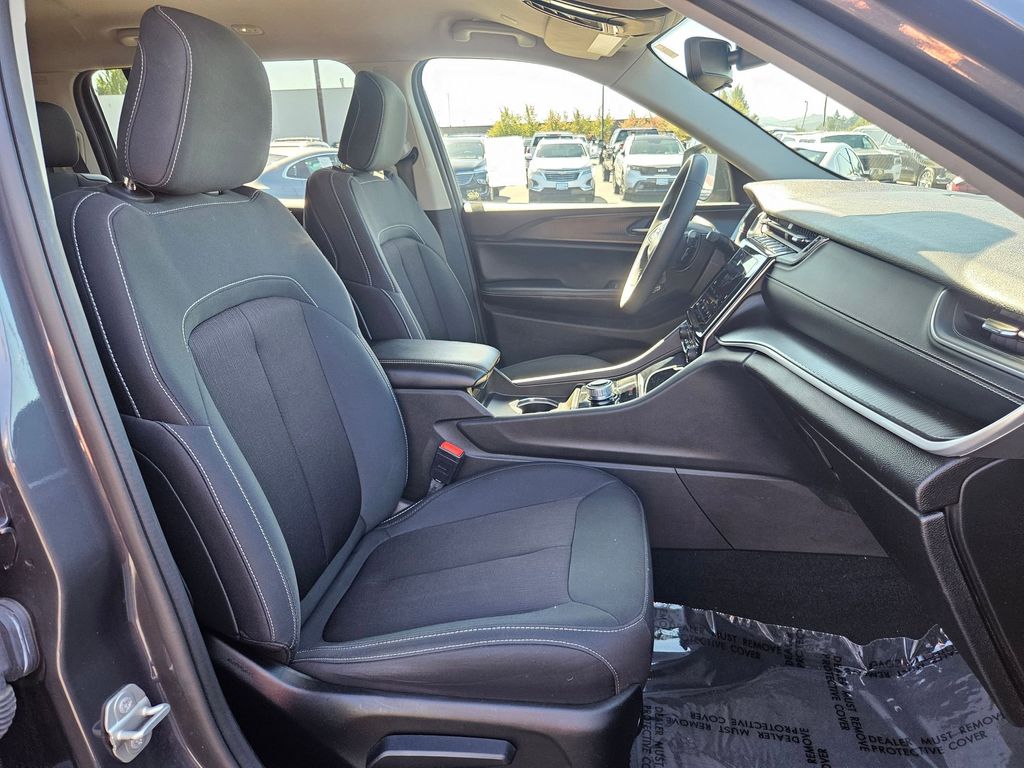 2023 Jeep Grand Cherokee Laredo photo 32