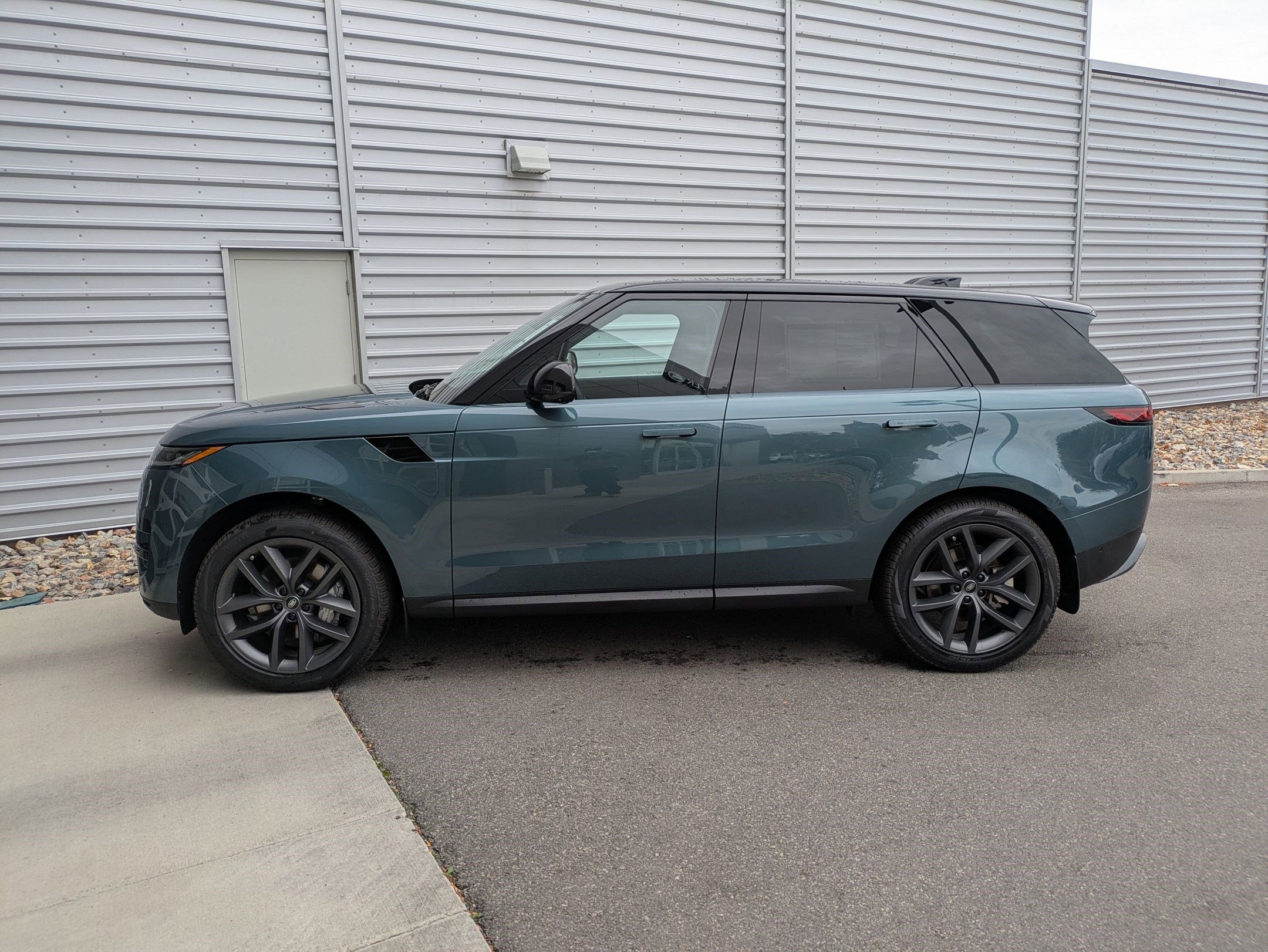 2025 Land Rover Range Rover Sport SE photo 2