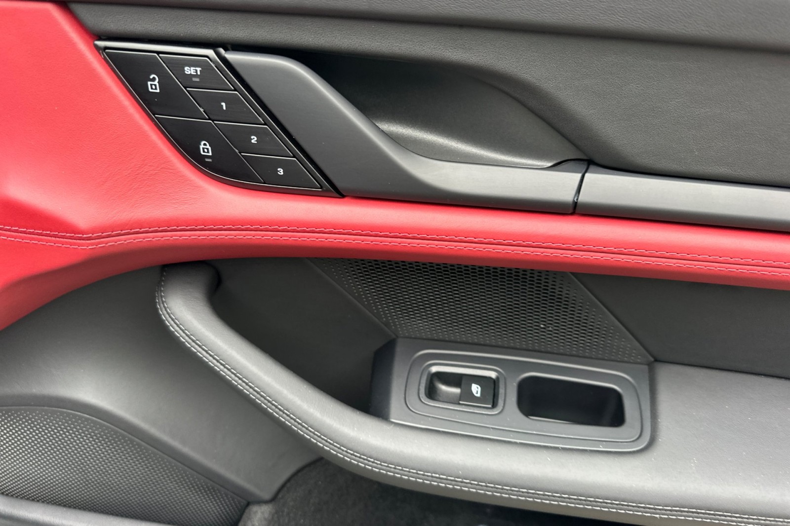 2023 Porsche Taycan photo 21