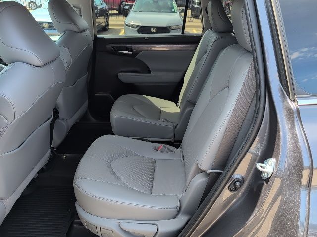 2021 Toyota Highlander Platinum photo 3