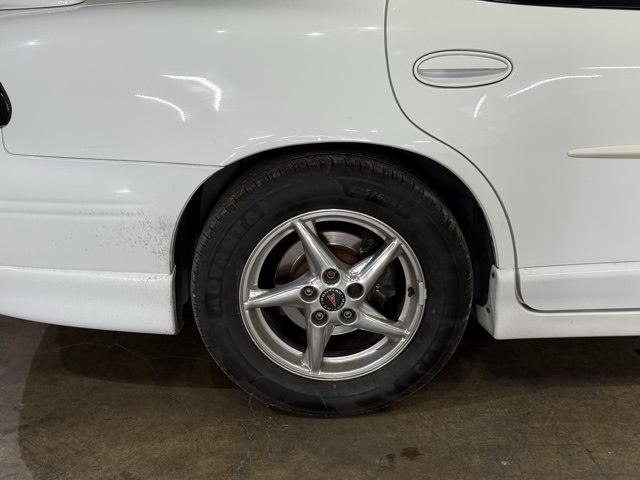 2001 Pontiac Grand Prix GT photo 2