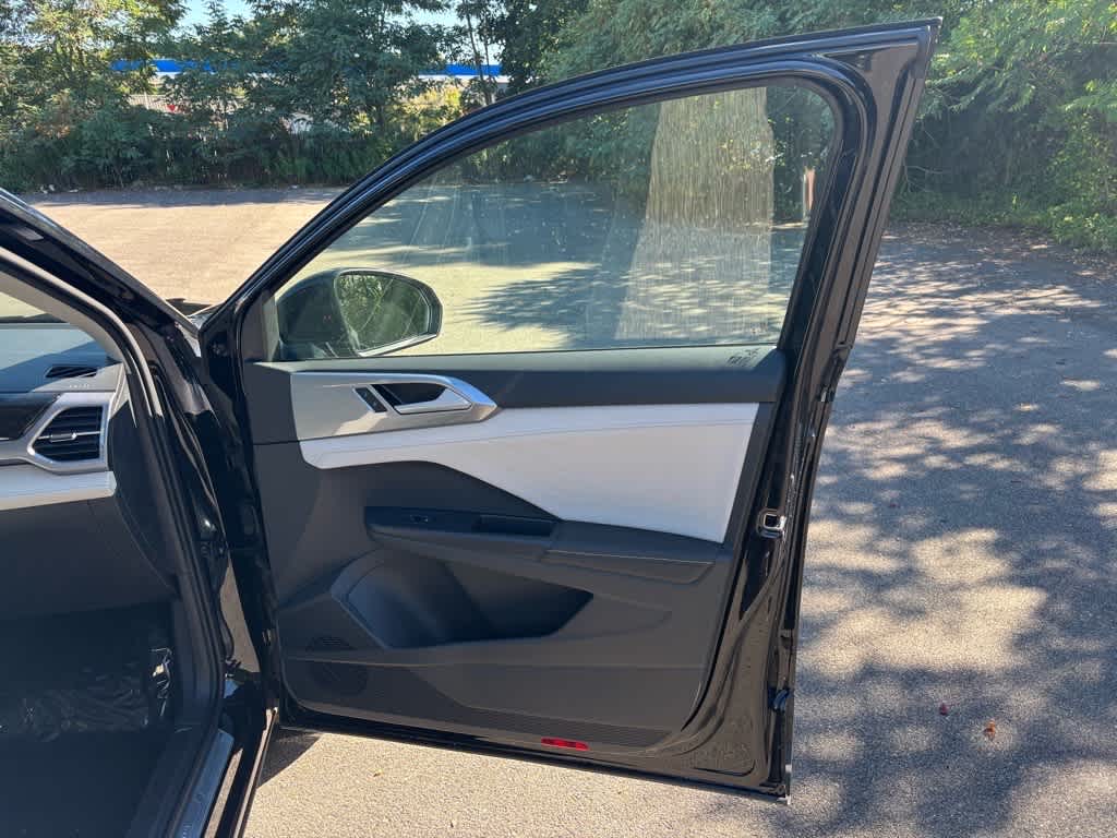 2025 Volkswagen Taos SEL photo 3