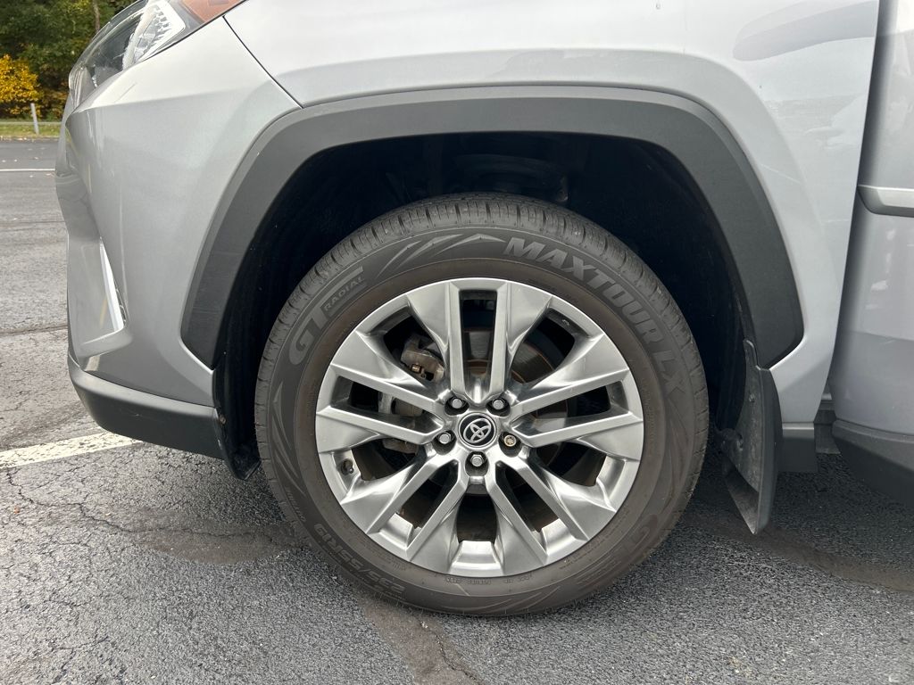2020 Toyota RAV4 XLE Premium photo 27