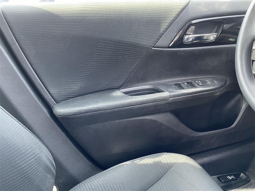 2017 Honda Accord LX photo 16