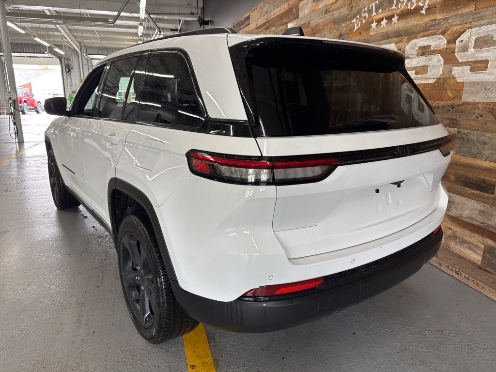 2024 Jeep Grand Cherokee Altitude photo 4