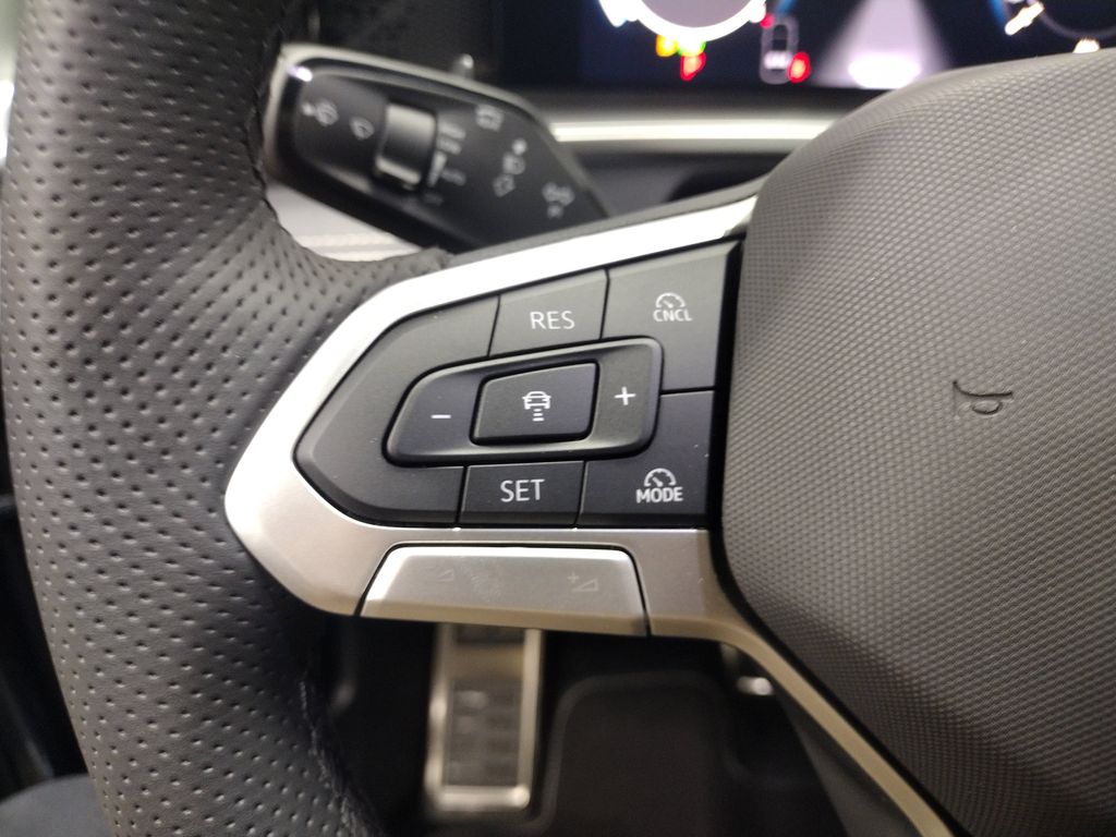 2025 Volkswagen Tiguan SE R-Line Black photo 16