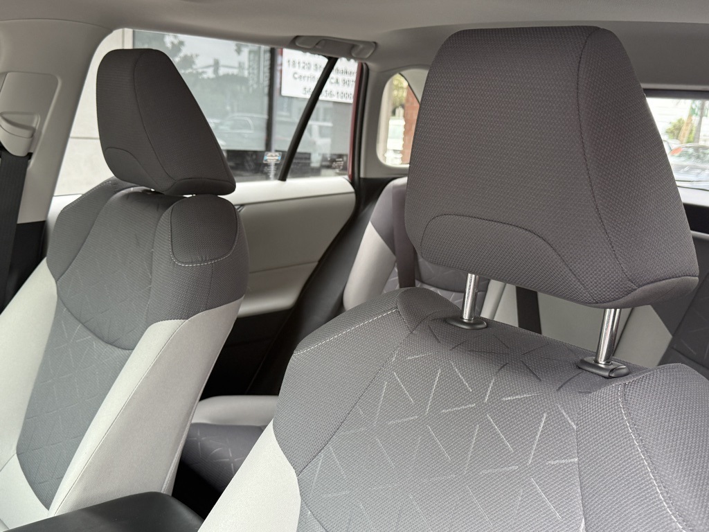 2023 Toyota RAV4 Hybrid XLE photo 16