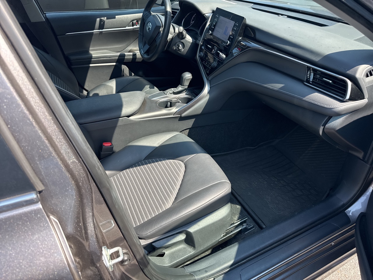 2021 Toyota Camry SE photo 6