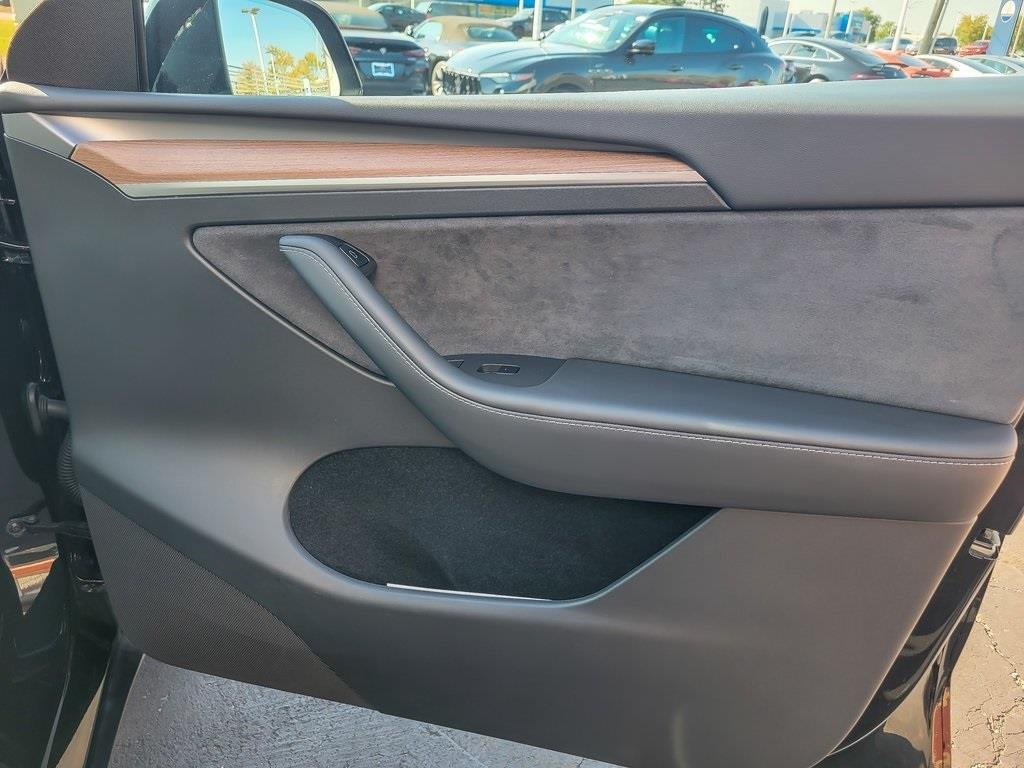 2025 Tesla Model Y Long Range photo 17