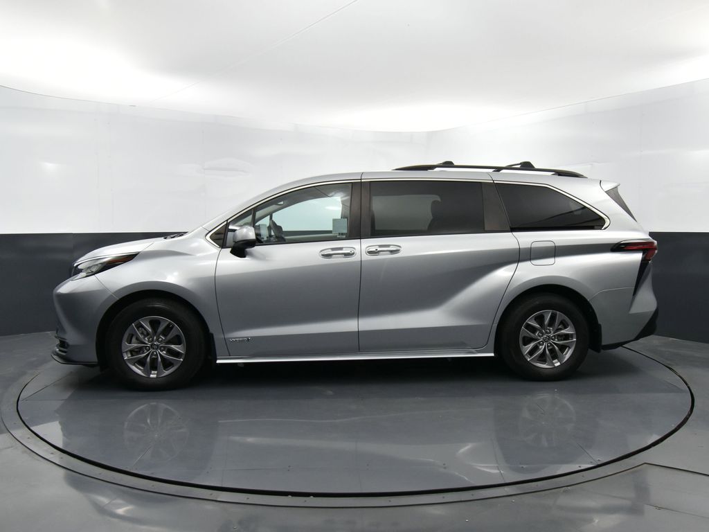 2021 Toyota Sienna XLE photo 4