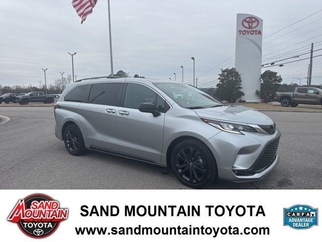 2023 Toyota Sienna XSE's photo