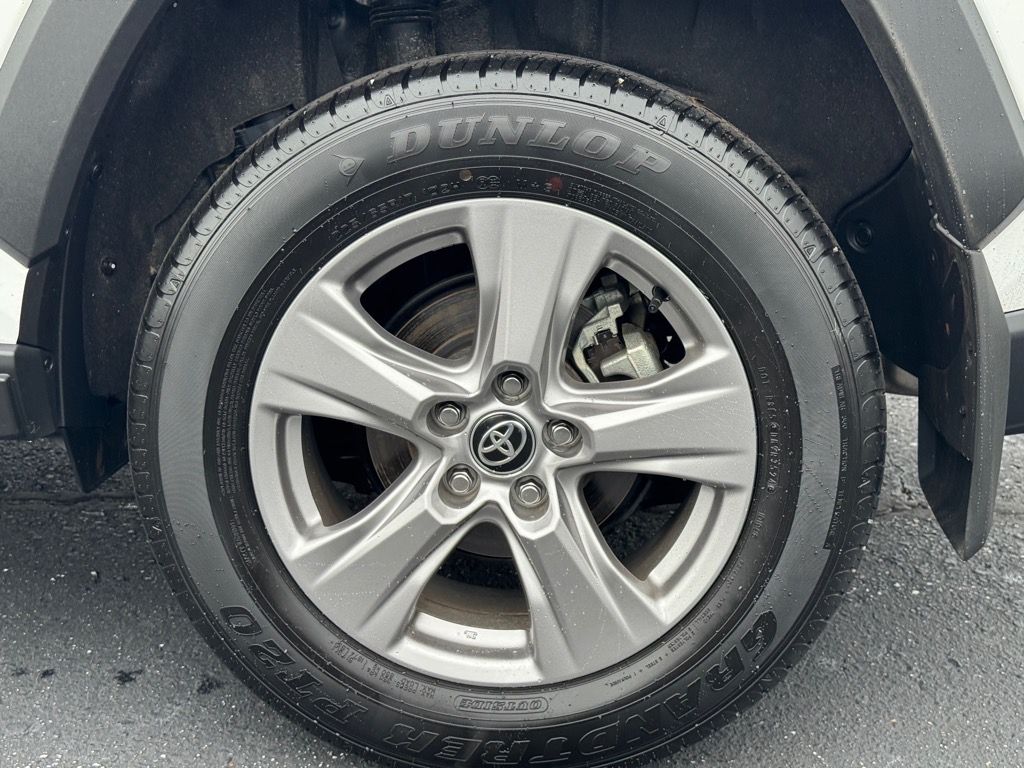 2025 Toyota RAV4 XLE photo 9