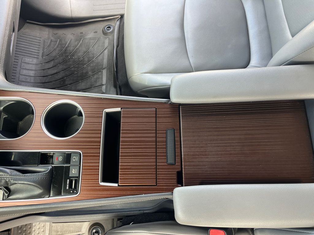 2022 Toyota Sienna XLE photo 21