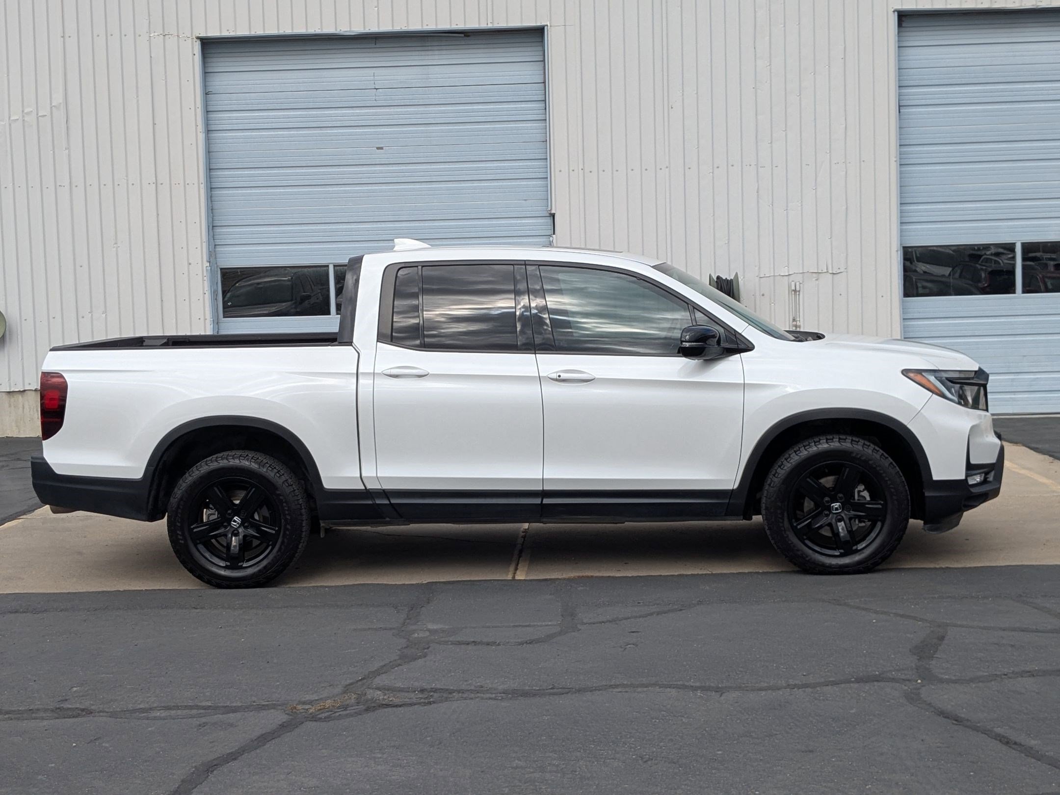 2021 Honda Ridgeline Black Edition photo 2