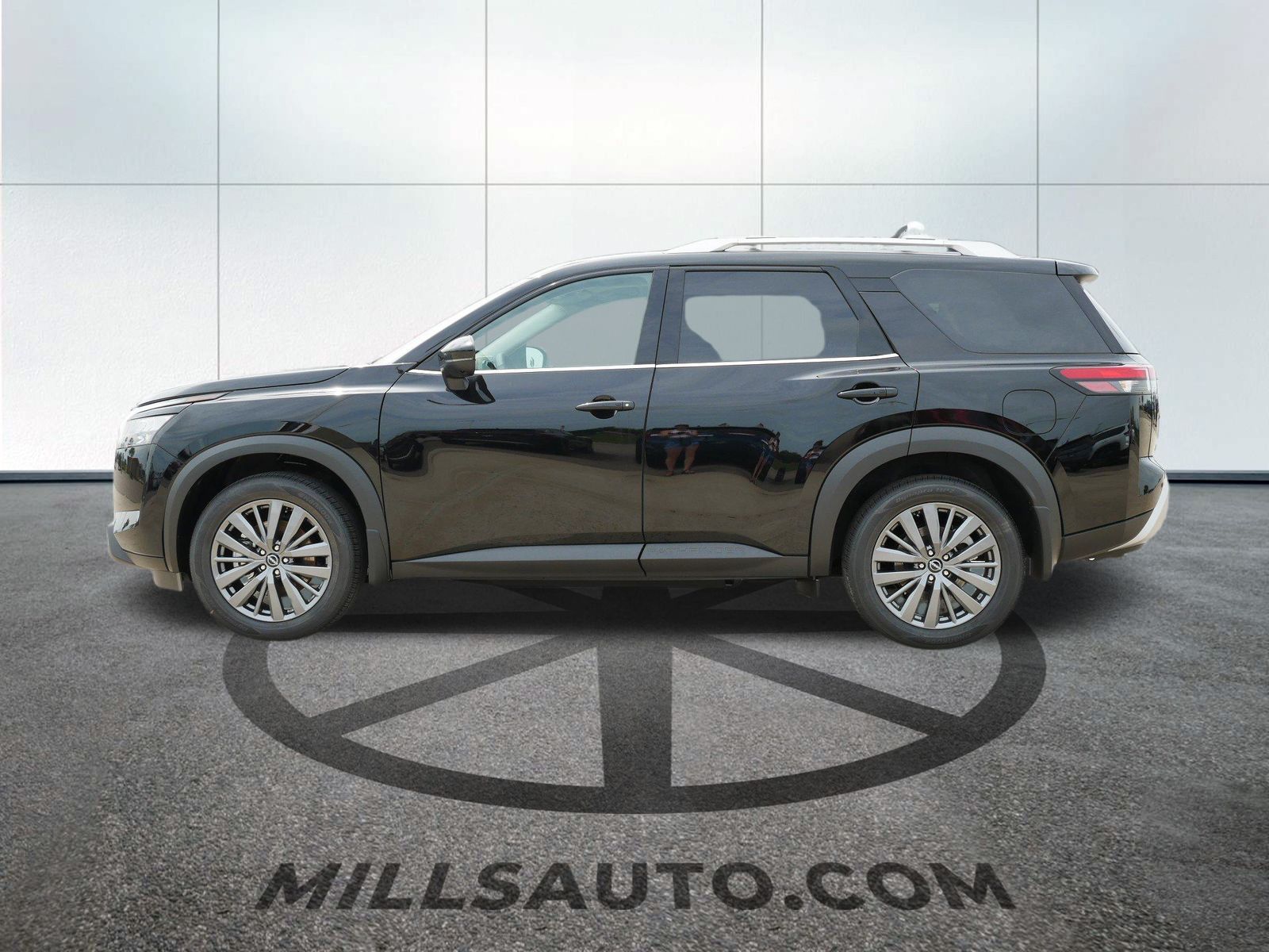 2025 Nissan Pathfinder SL photo 2