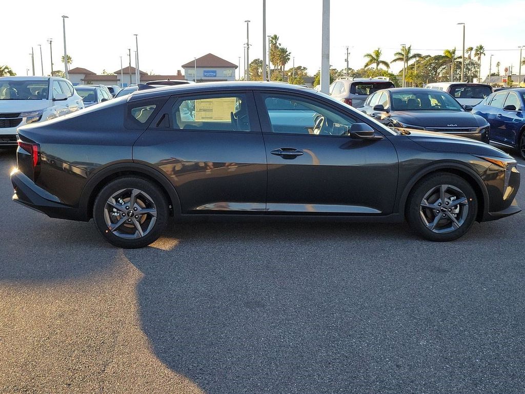 2025 Kia K4 LXS photo 4