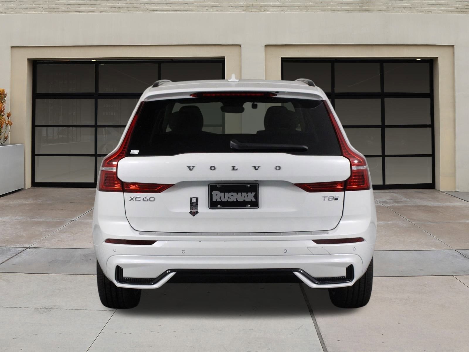 2025 Volvo XC60 Hybrid T8 Plus photo 3