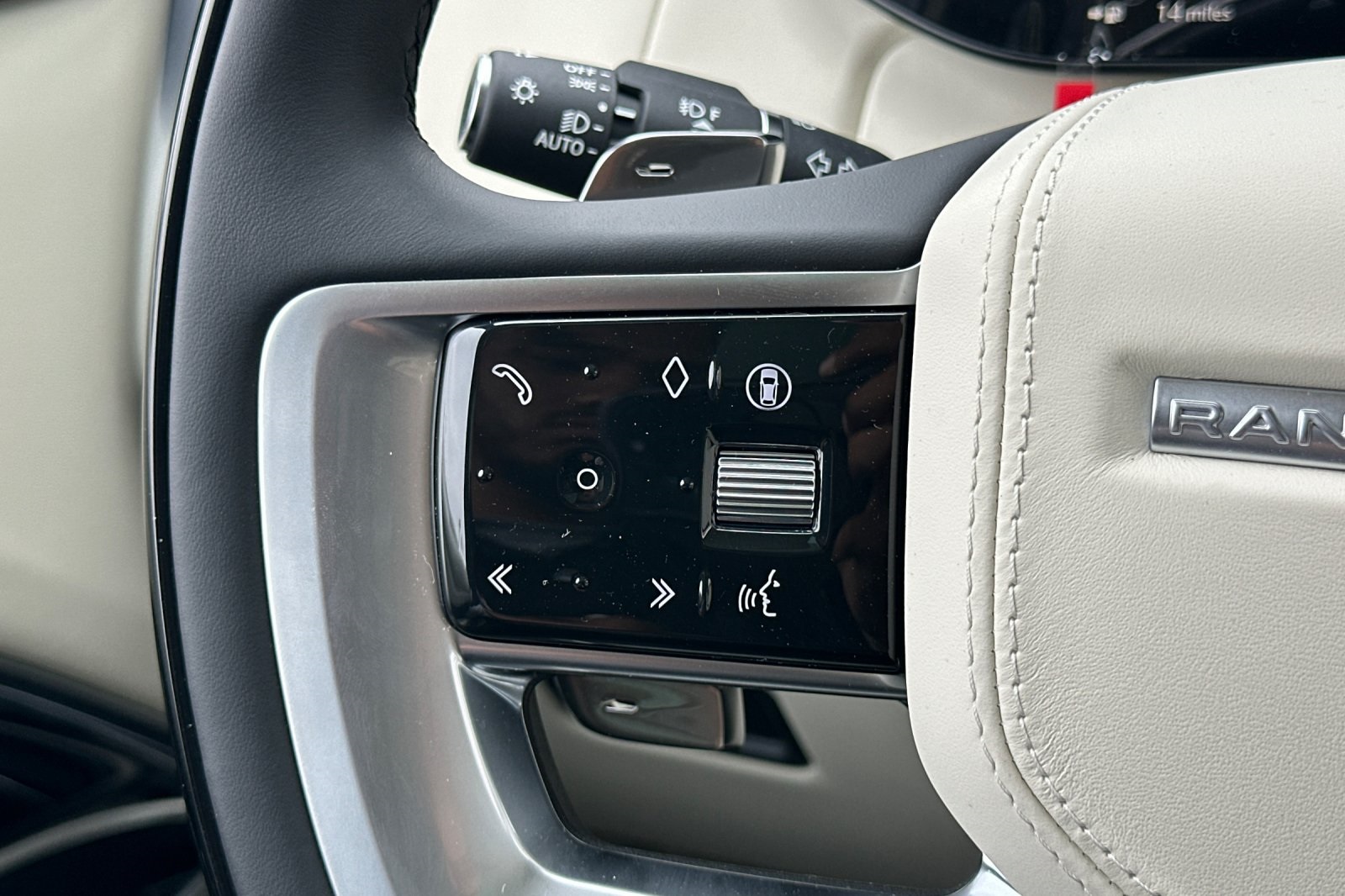 2025 Land Rover Range Rover SE photo 23