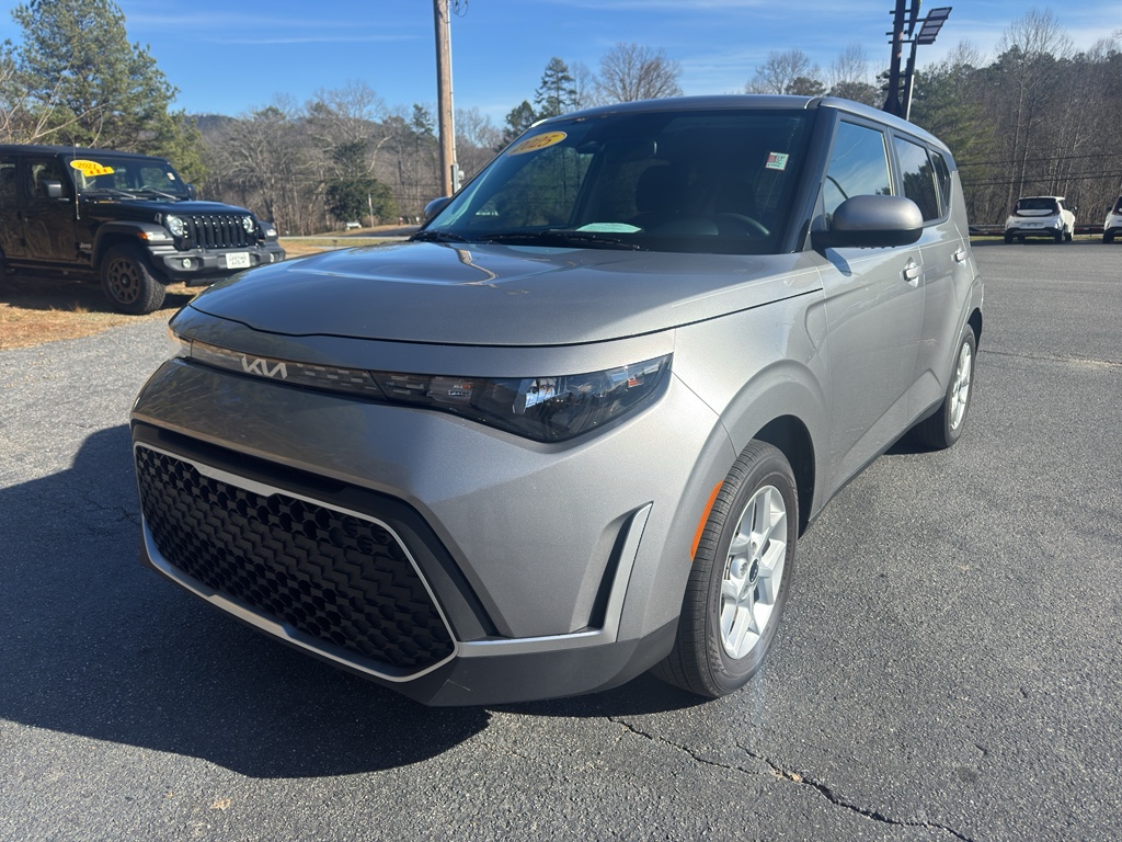 2025 Kia Soul LX's photo