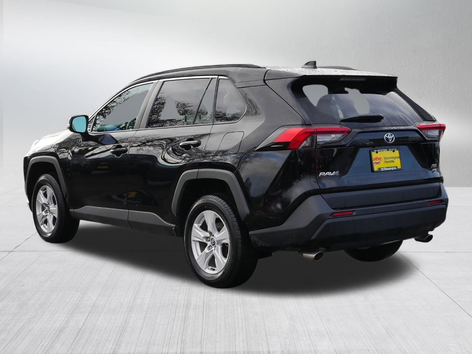 2021 Toyota RAV4 XLE photo 4