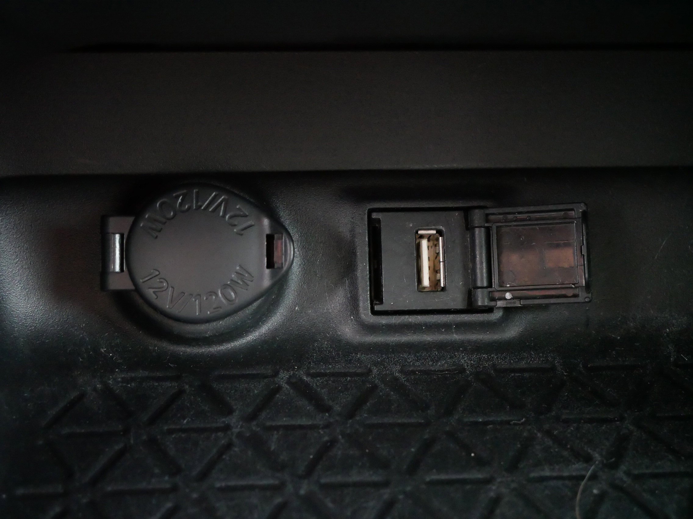 2021 Toyota RAV4 Hybrid XLE photo 26