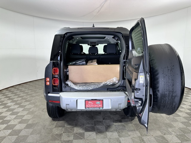 2025 Land Rover Defender 110 S photo 7