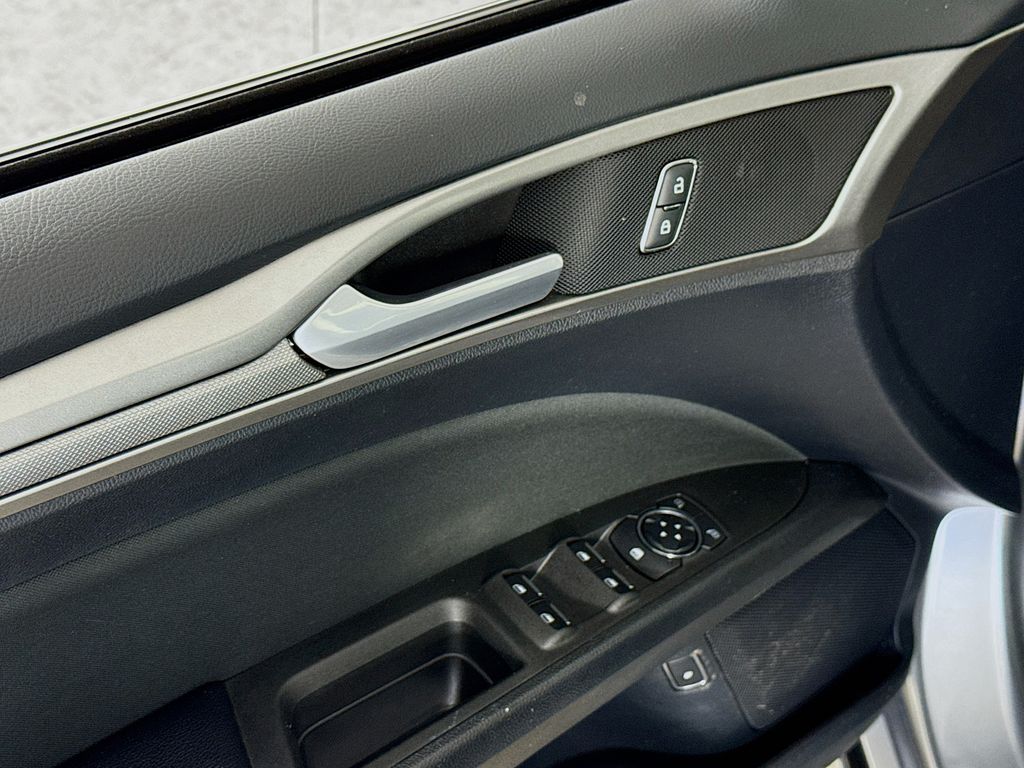 2020 Ford Fusion Hybrid SE photo 19