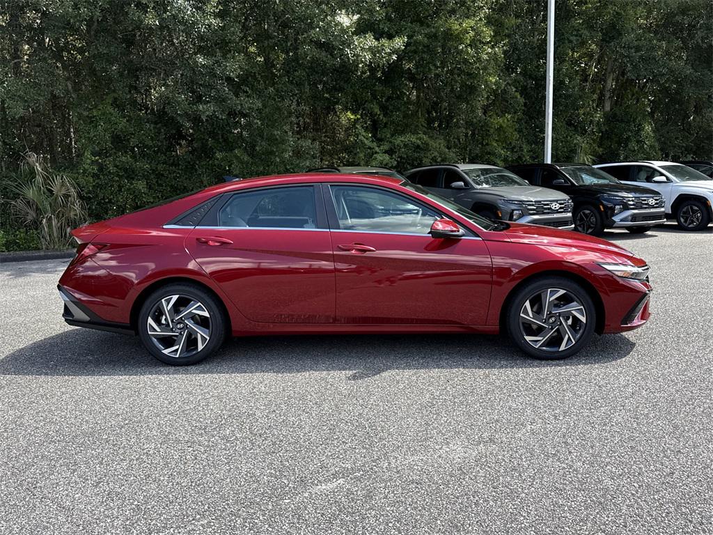 2025 Hyundai Elantra Limited photo 2