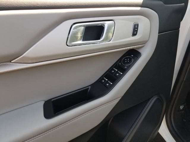 2025 Ford Explorer photo 13