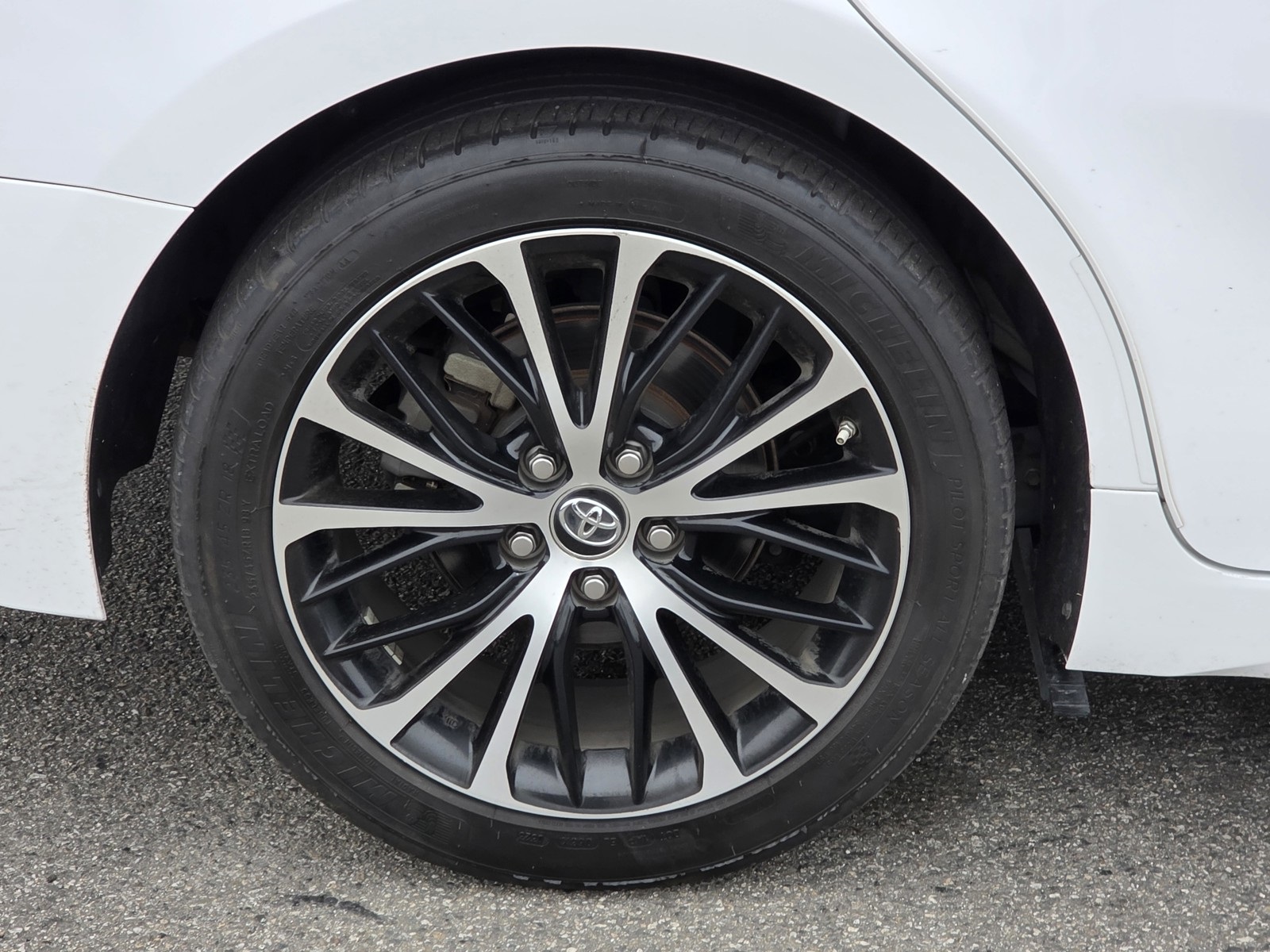 2019 Toyota Camry SE photo 10
