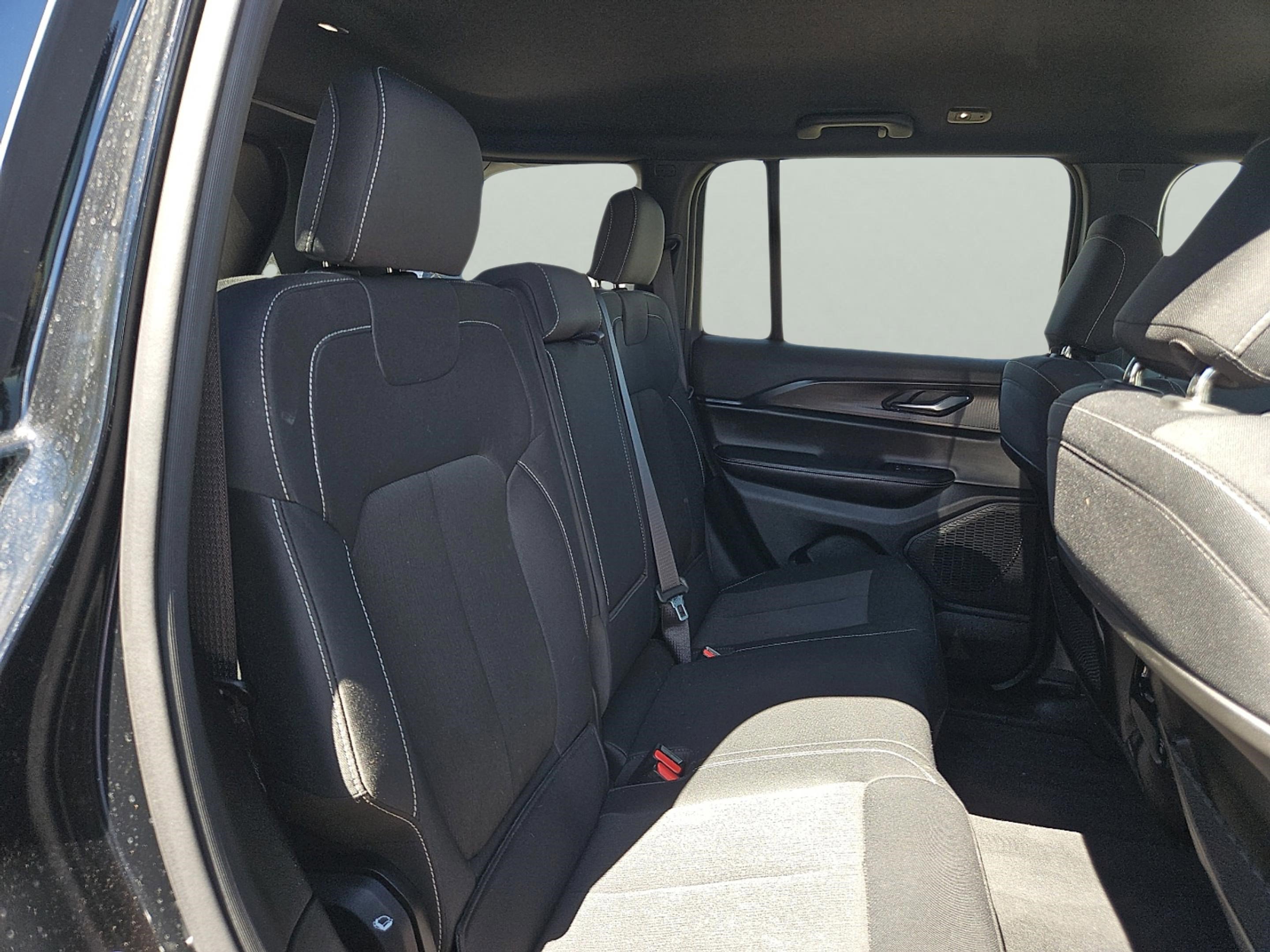 2025 Jeep Grand Cherokee Laredo photo 16