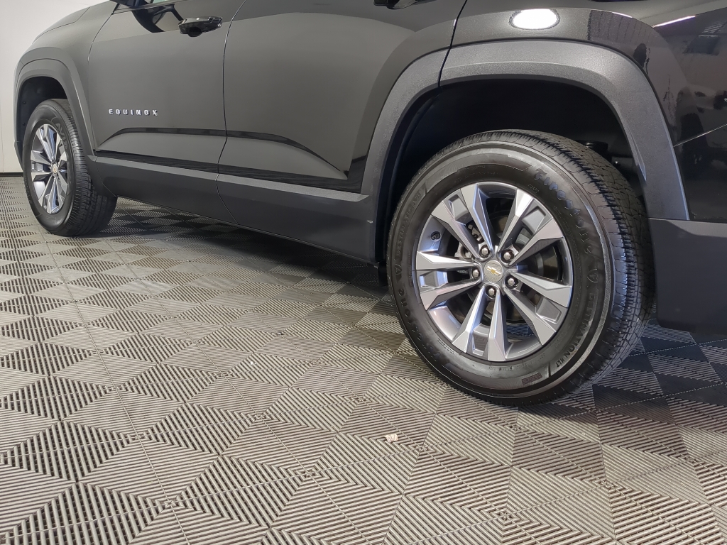 2025 Chevrolet Equinox LT photo 2