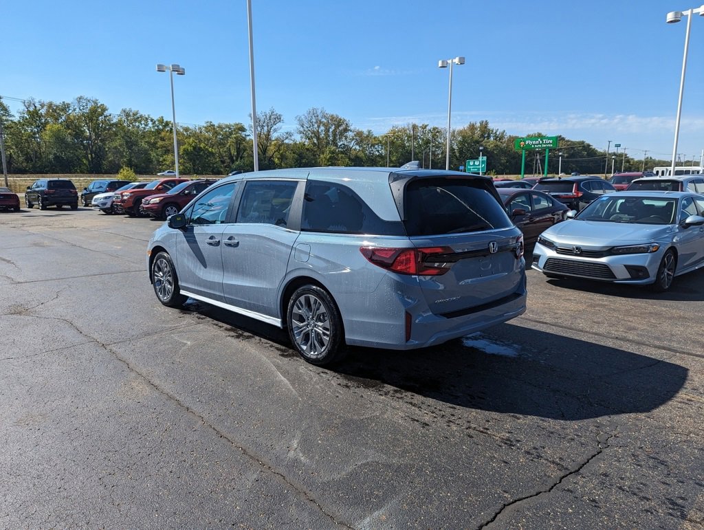 2026 Honda Odyssey Touring photo 3