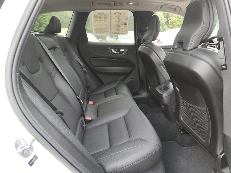 2023 Volvo XC60 B5 Plus photo 16