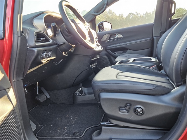 2026 Chrysler Pacifica photo 3