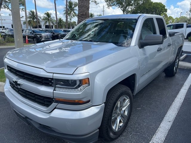 2017 Chevrolet Silverado 1500 Custom photo 3