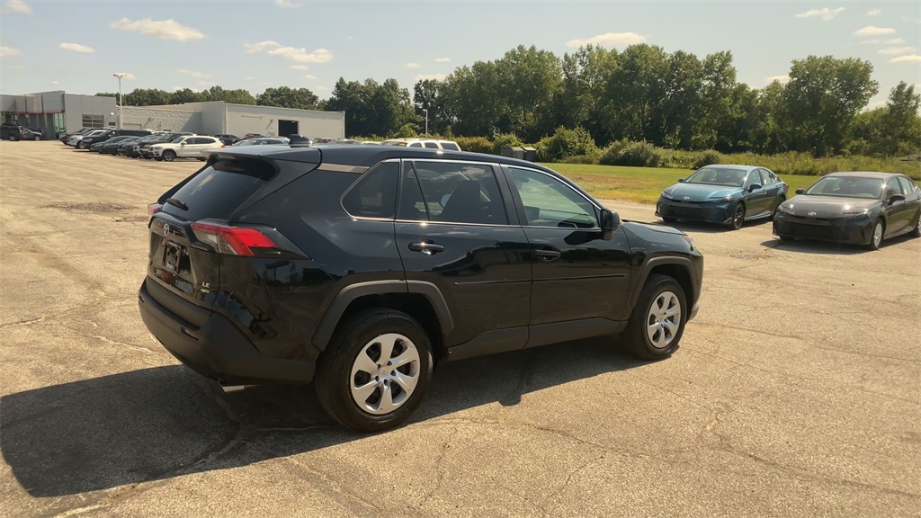 2022 Toyota RAV4 LE photo 8