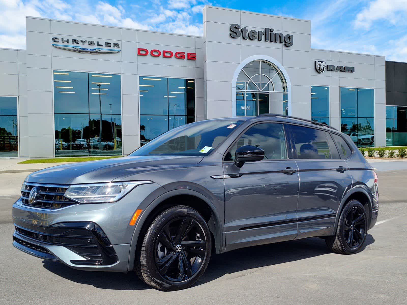 2024 Volkswagen Tiguan SE R-LINE BLACK's photo