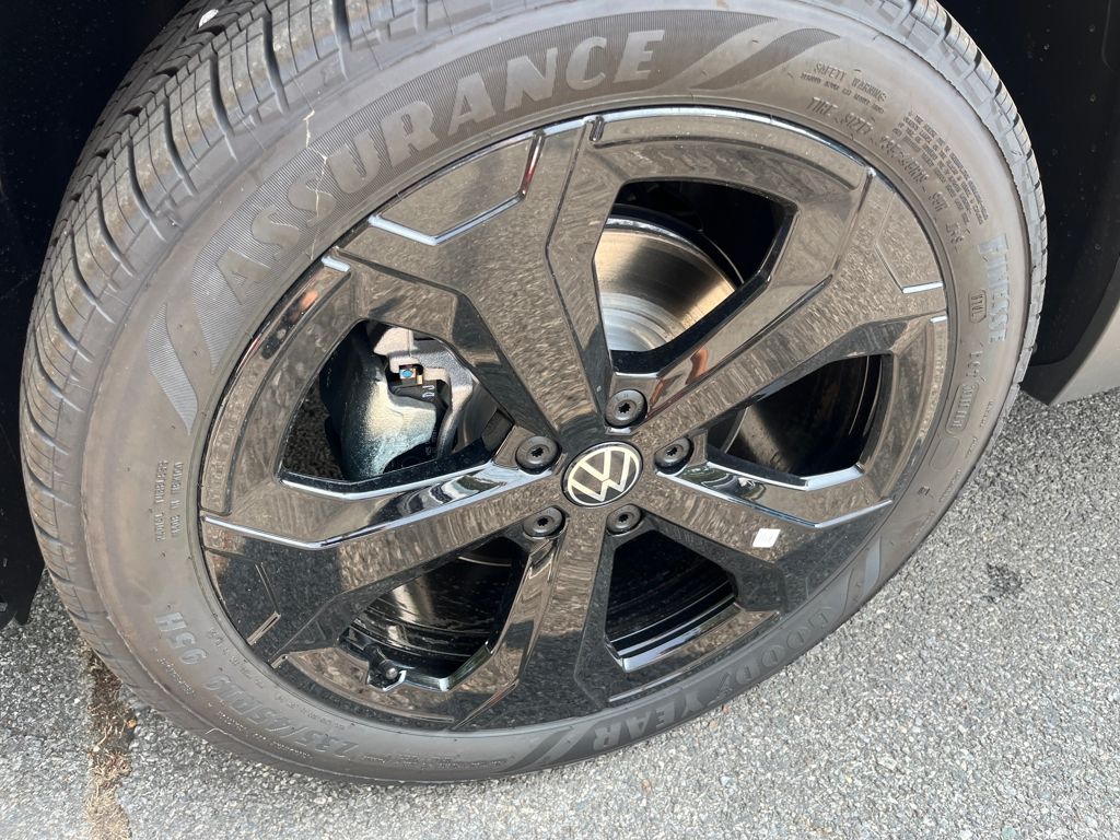 2025 Volkswagen Taos SE photo 2